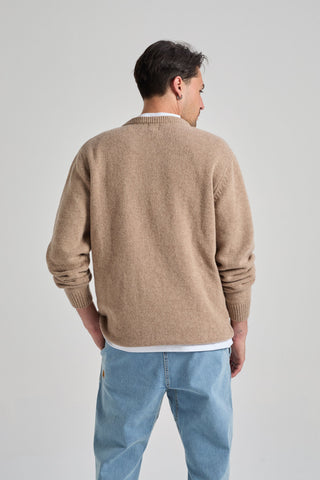 Persona che indossa un maglione Sella Knit Nomad Brown, vista posteriore | TP_IMAGE_TYPE=MODEL_BACK