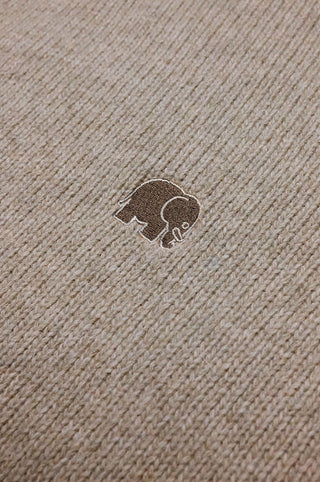 Dettaglio ravvicinato del Sella Knit Nomad Brown con ricamo di un elefante | TP_IMAGE_TYPE=DETAIL
