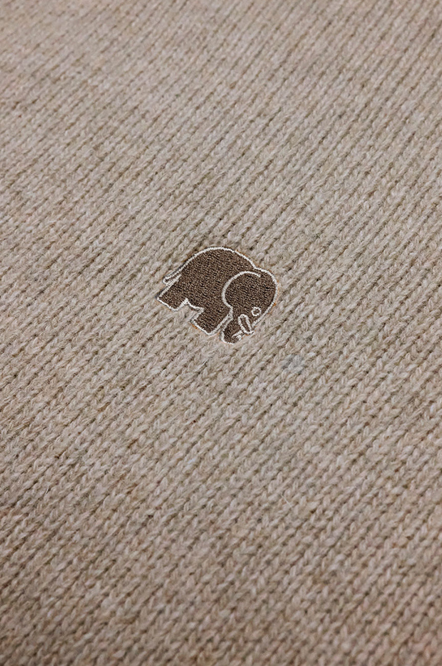 Dettaglio ravvicinato del Sella Knit Nomad Brown con ricamo di un elefante | TP_IMAGE_TYPE=DETAIL