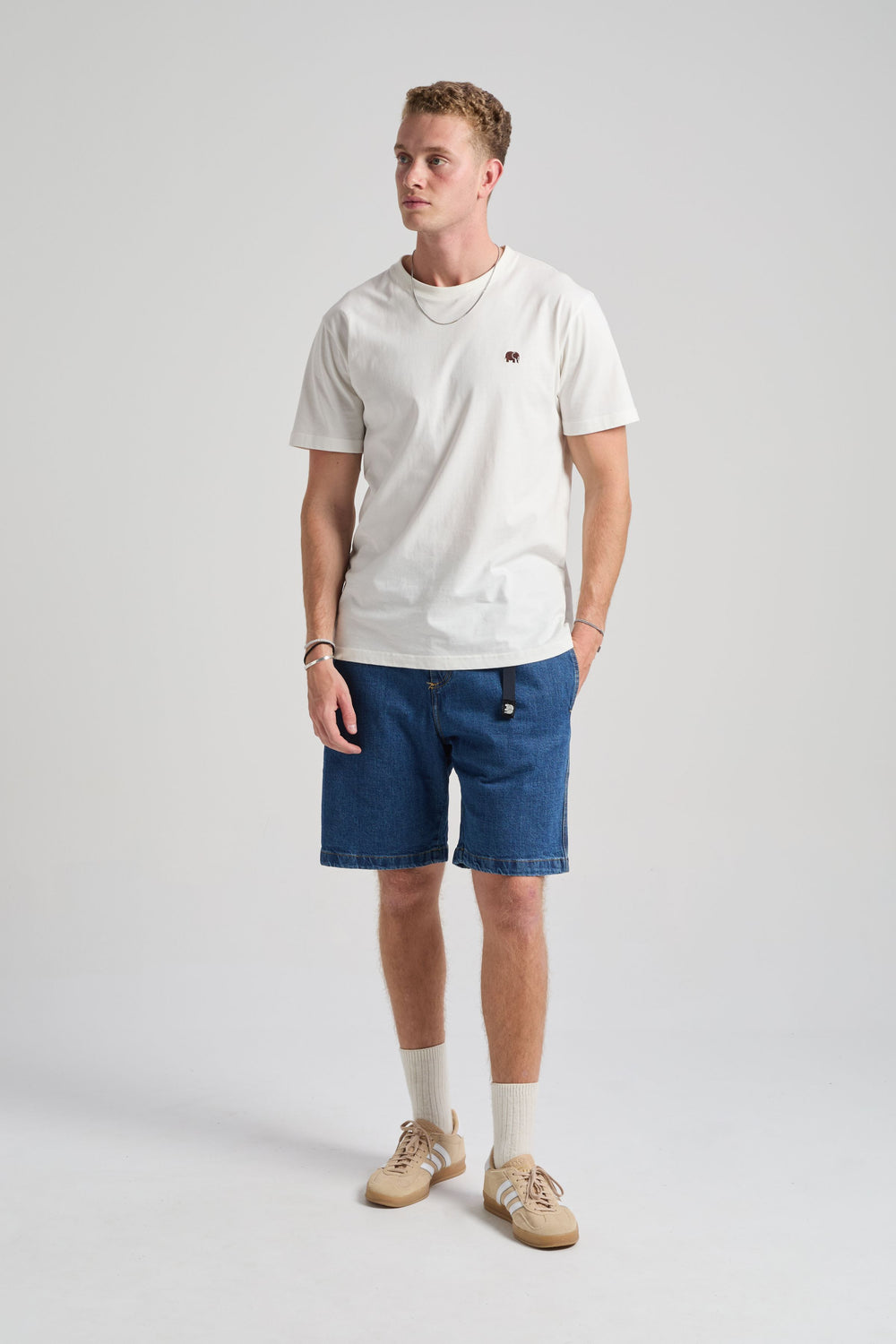 Personne portant un short climber en denim recyclé, lavage foncé, vue de face | TP_IMAGE_TYPE=MODEL_FRONT