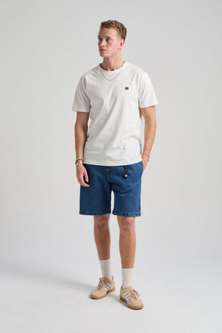 Personne portant un short climber en denim recyclé, lavage foncé, vue de face | TP_IMAGE_TYPE=MODEL_FRONT