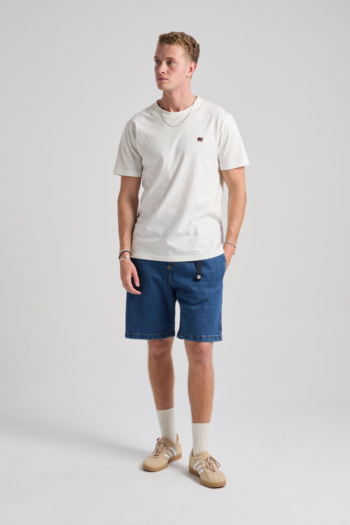 Personne portant un short climber en denim recyclé, lavage foncé, vue de face | TP_IMAGE_TYPE=MODEL_FRONT