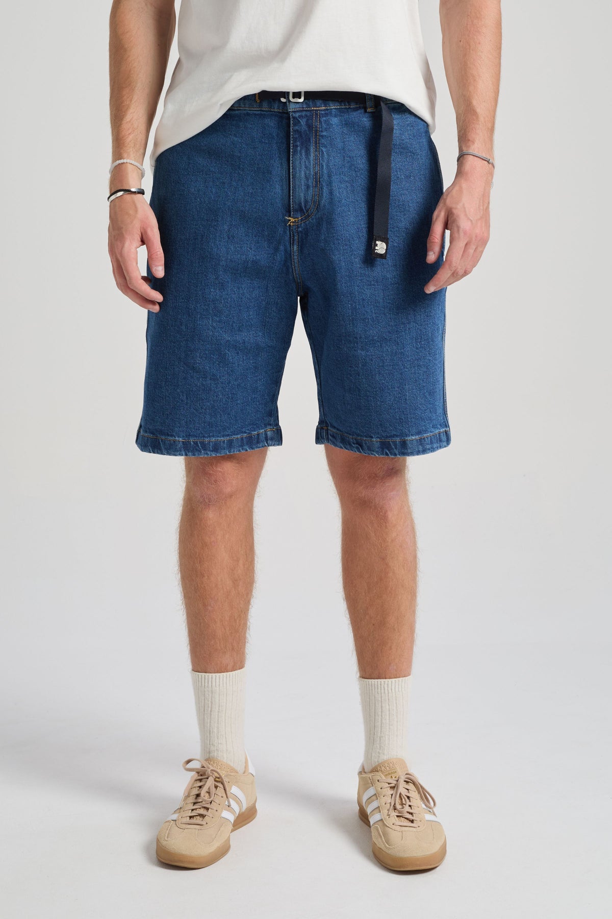 Personne portant un short climber en denim recyclé, lavage foncé, vue de face | TP_IMAGE_TYPE=MODEL_FRONT