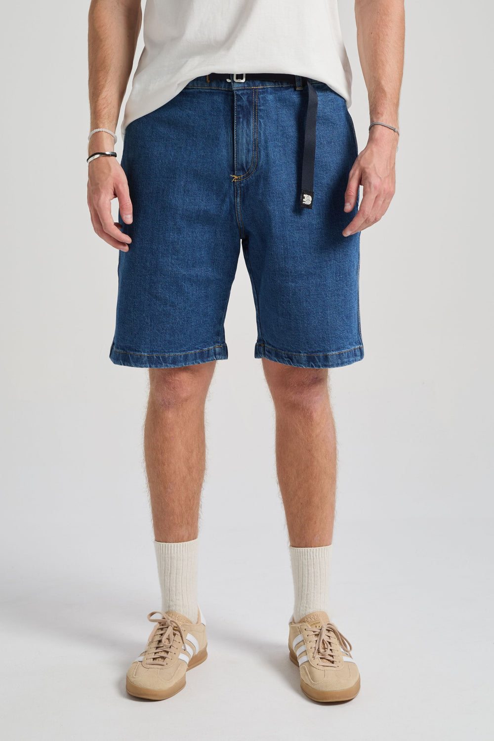 Personne portant un short climber en denim recyclé, lavage foncé, vue de face | TP_IMAGE_TYPE=MODEL_FRONT