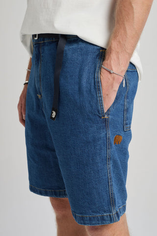 Personne portant le Recycled Denim Climber Shorts Dark Wash, vue de face | TP_IMAGE_TYPE=MODEL_FRONT