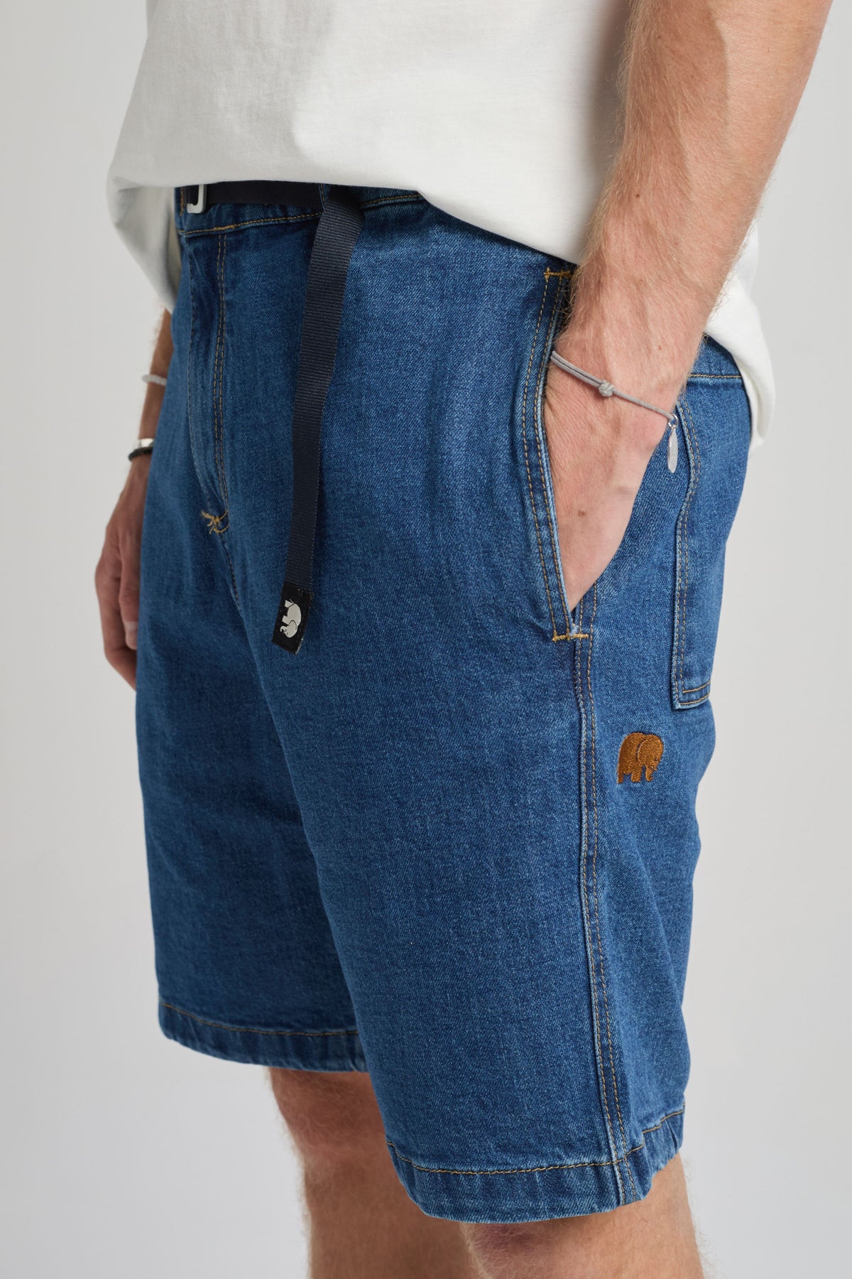 Personne portant le Recycled Denim Climber Shorts Dark Wash, vue de face | TP_IMAGE_TYPE=MODEL_FRONT