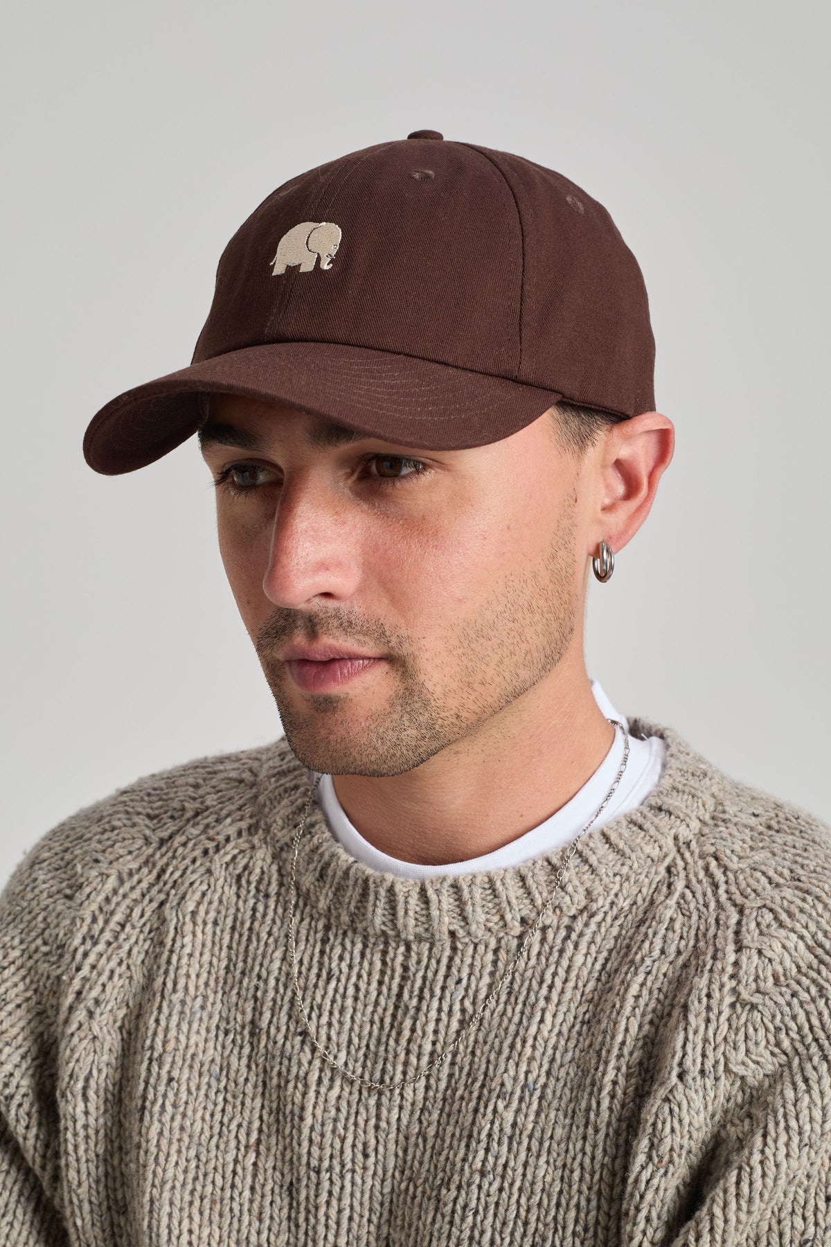 Personne portant une Logo Dad Cap en Poplar Brown avec un logo éléphant brodé | TP_IMAGE_TYPE=MODEL_FRONT