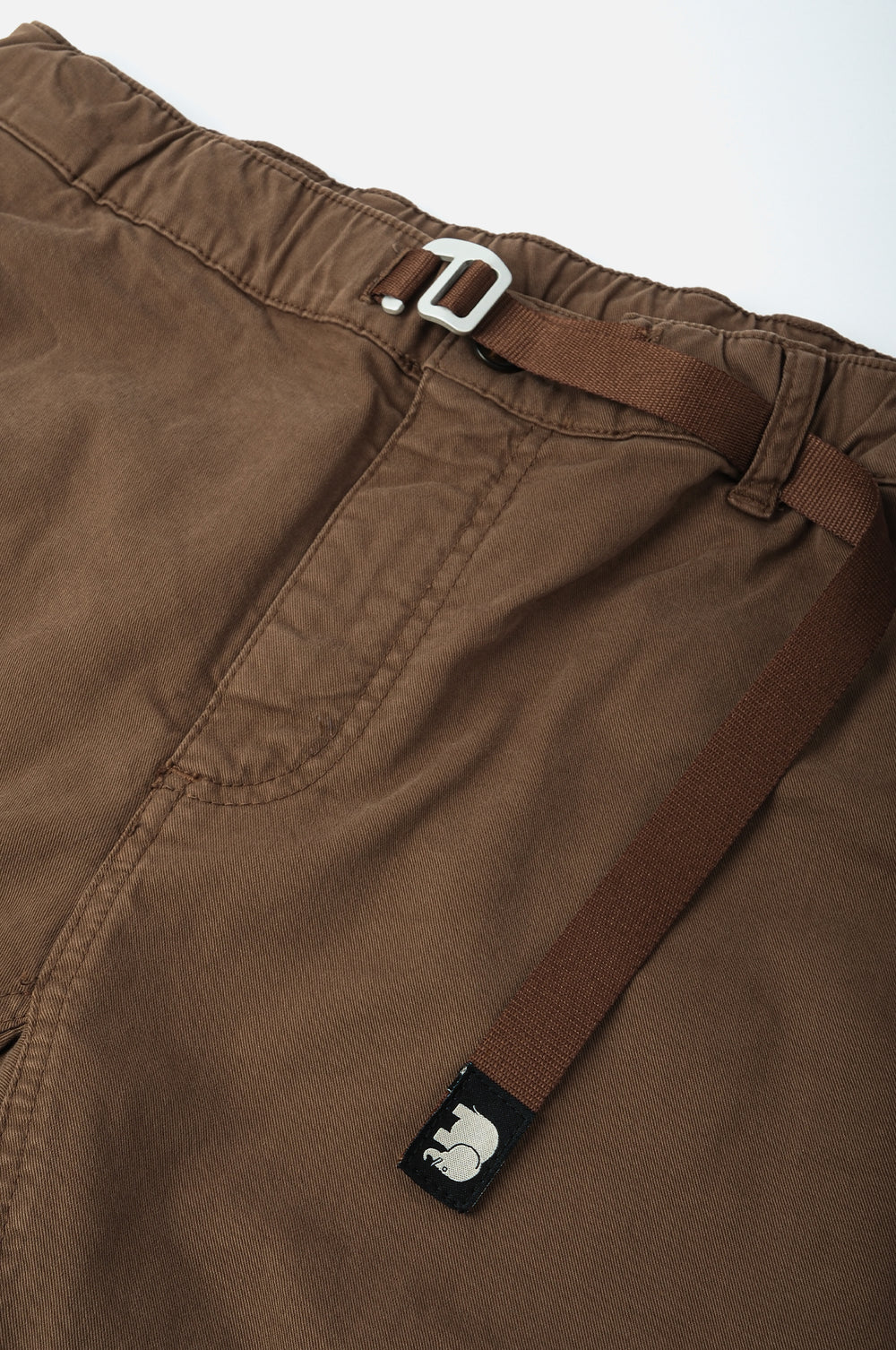 Dettaglio di Ecodye Cotton Climber Pant in Poplar Brown con fascia in vita e cintura | TP_IMAGE_TYPE=DETAIL
