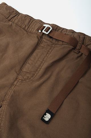 Dettaglio di Ecodye Cotton Climber Pant in Poplar Brown con fascia in vita e cintura | TP_IMAGE_TYPE=DETAIL