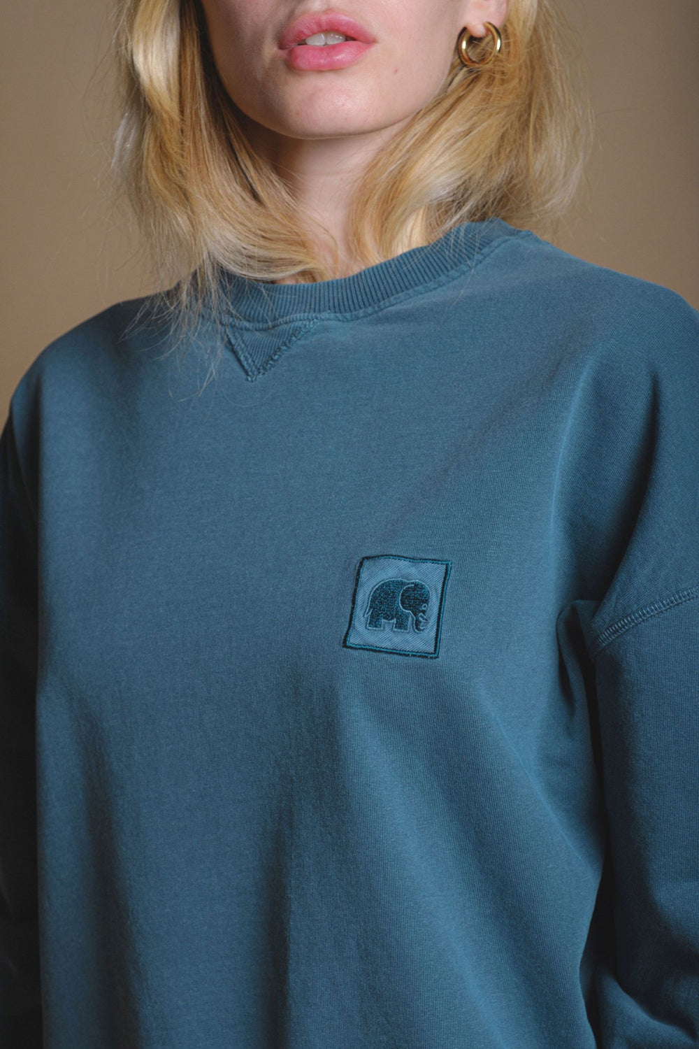 Persona che indossa una Women's Espliego Pigment Oversized Sweatshirt in Elm Green | TP_IMAGE_TYPE=MODEL_FRONT