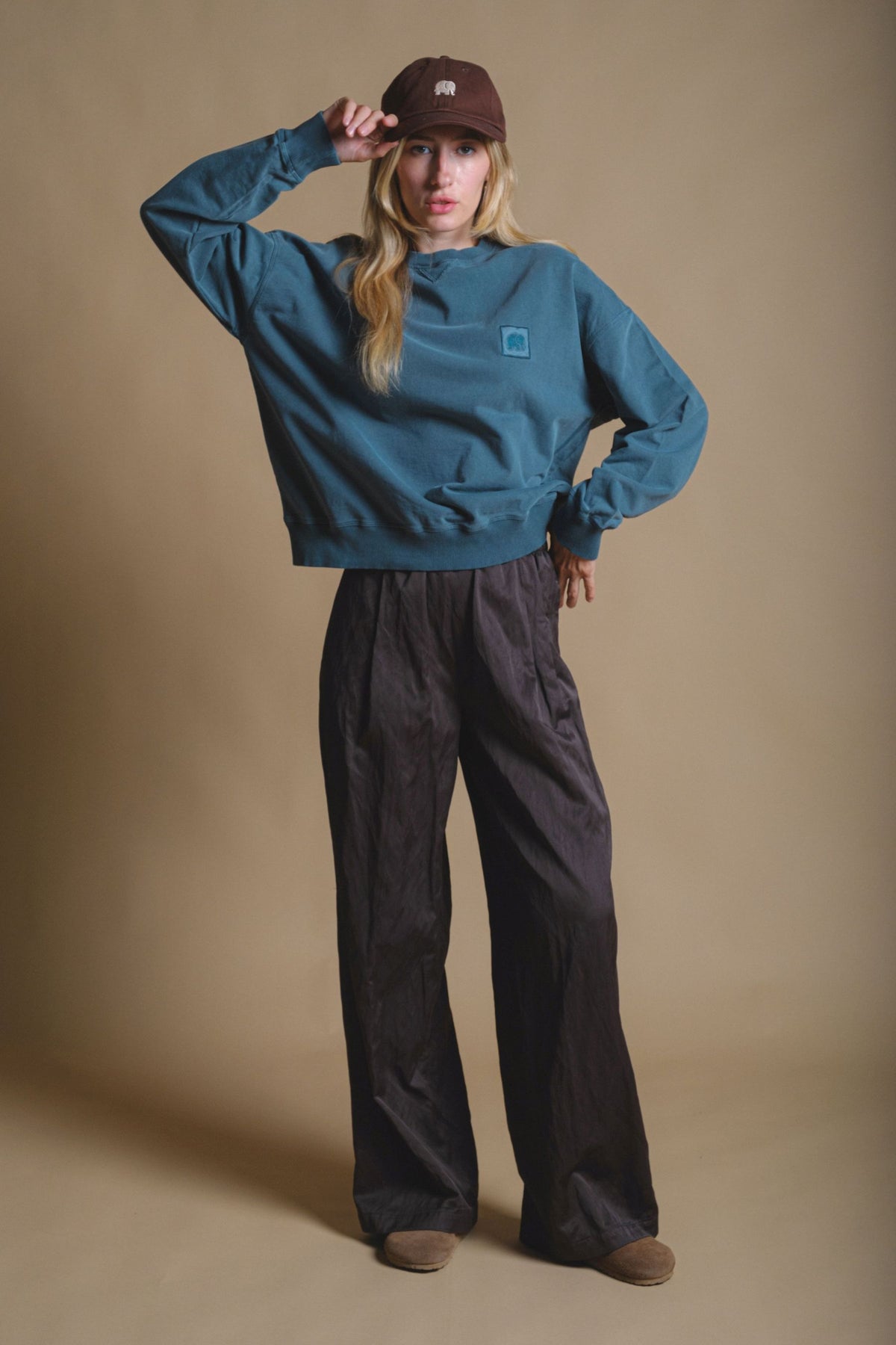 Persona che indossa una Women's Espliego Pigment Oversized Sweatshirt Elm Green, vista frontale | TP_IMAGE_TYPE=MODEL_FRONT