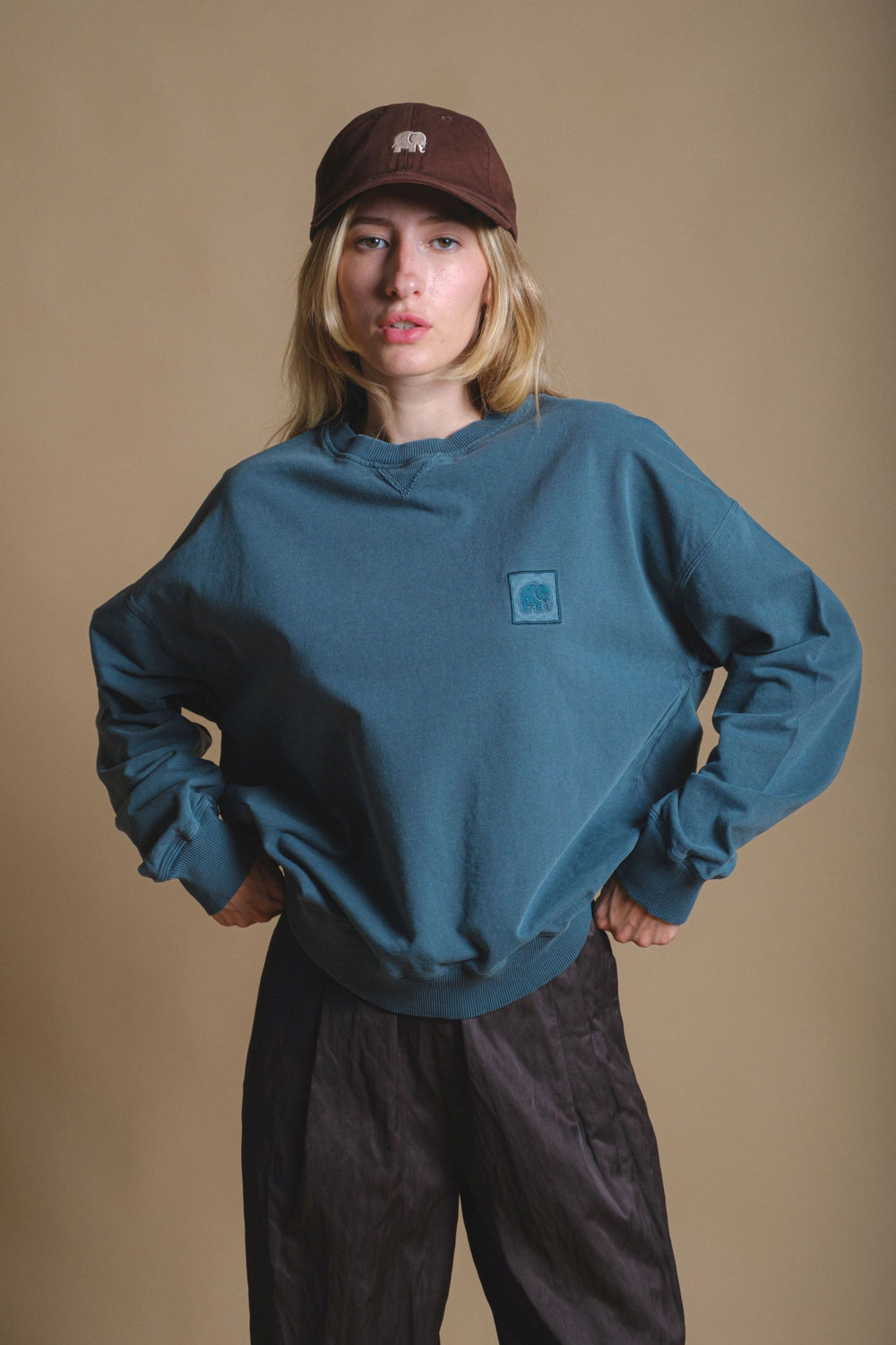 Persona che indossa una Felpa Oversize da Donna Espliego Pigment in Elm Green, vista frontale | TP_IMAGE_TYPE=MODEL_FRONT