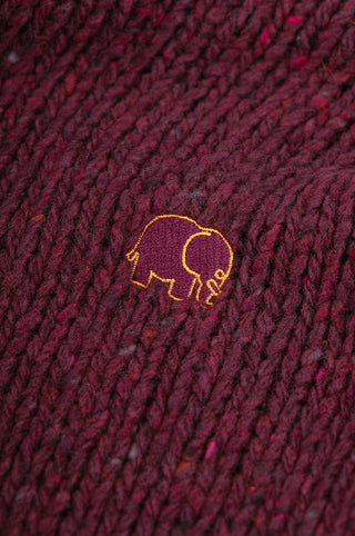 Dettaglio ravvicinato del Maigmo Knit nel colore Syrah con logo elefante ricamato | TP_IMAGE_TYPE=DETAIL