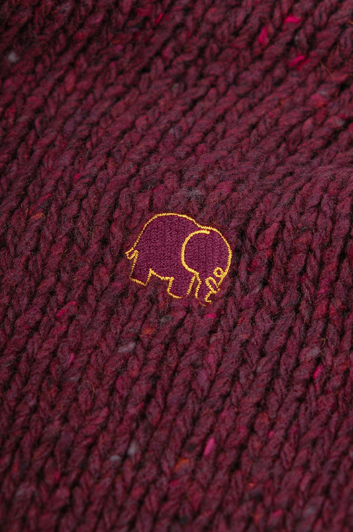 Dettaglio ravvicinato del Maigmo Knit nel colore Syrah con logo elefante ricamato | TP_IMAGE_TYPE=DETAIL