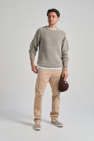 Persona che indossa un maglione Maigmo Knit Ash Grey, vista frontale | TP_IMAGE_TYPE=MODEL_FRONT