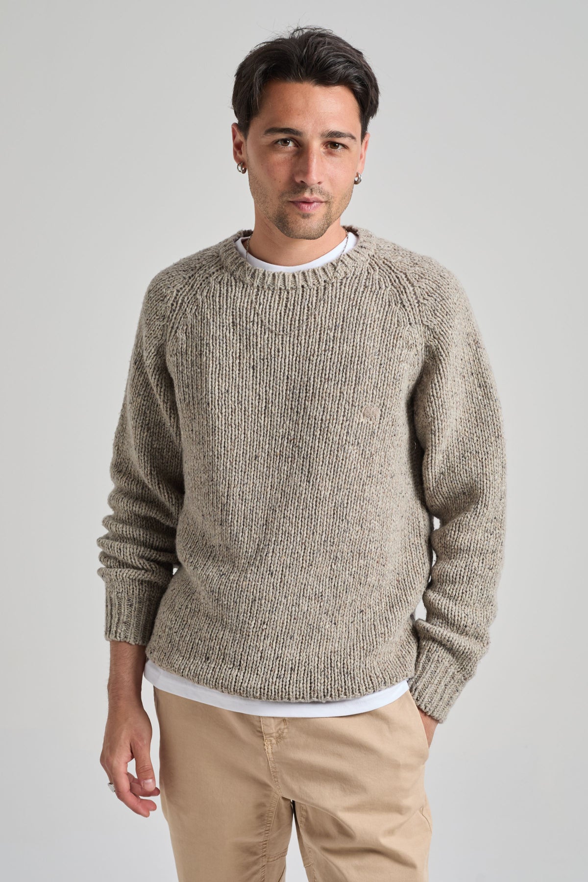 Persona che indossa un maglione Maigmo Knit Ash Grey, vista frontale | TP_IMAGE_TYPE=MODEL_FRONT