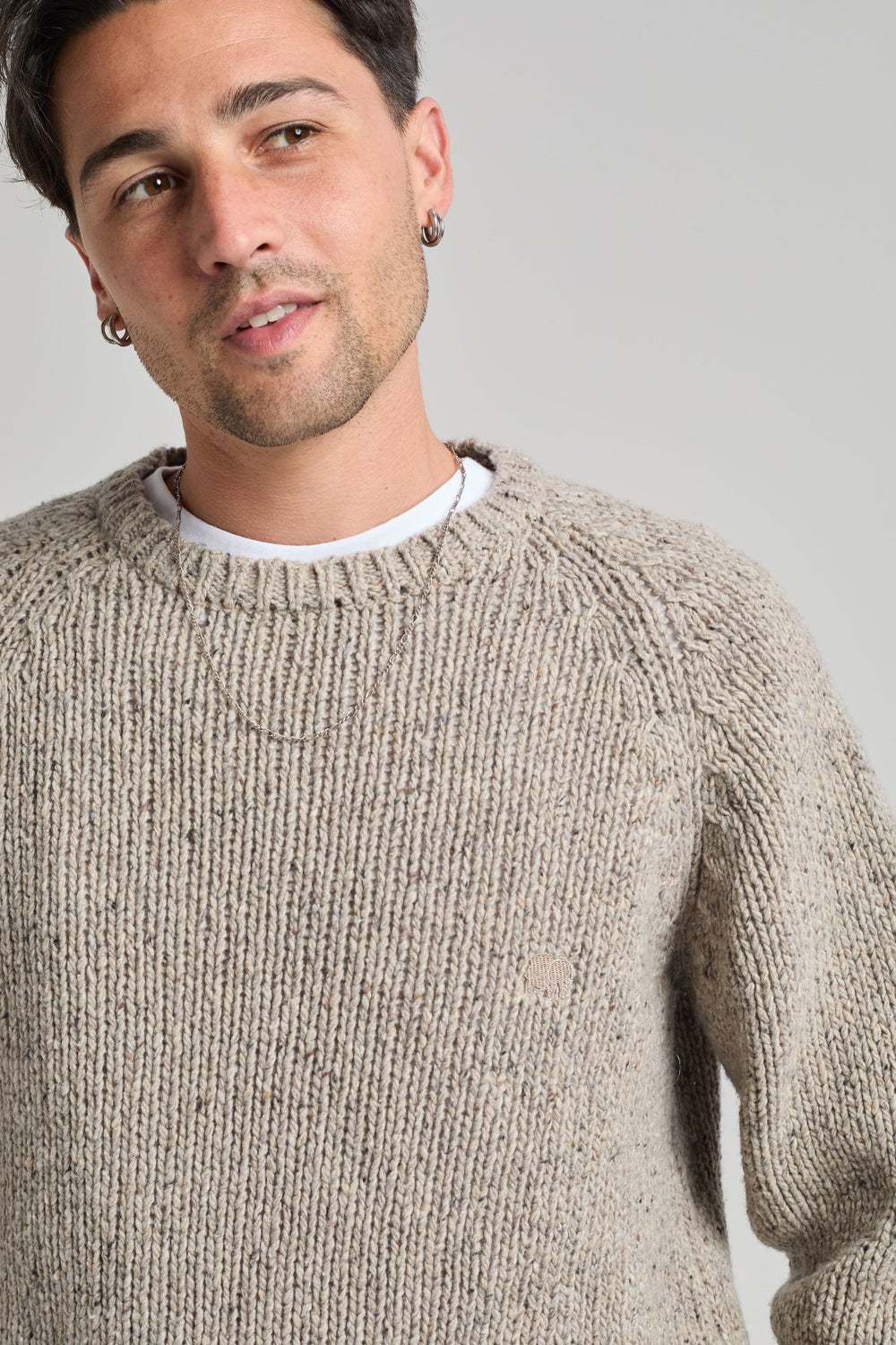 Persona che indossa un maglione Maigmo Knit Ash Grey, vista frontale | TP_IMAGE_TYPE=MODEL_FRONT