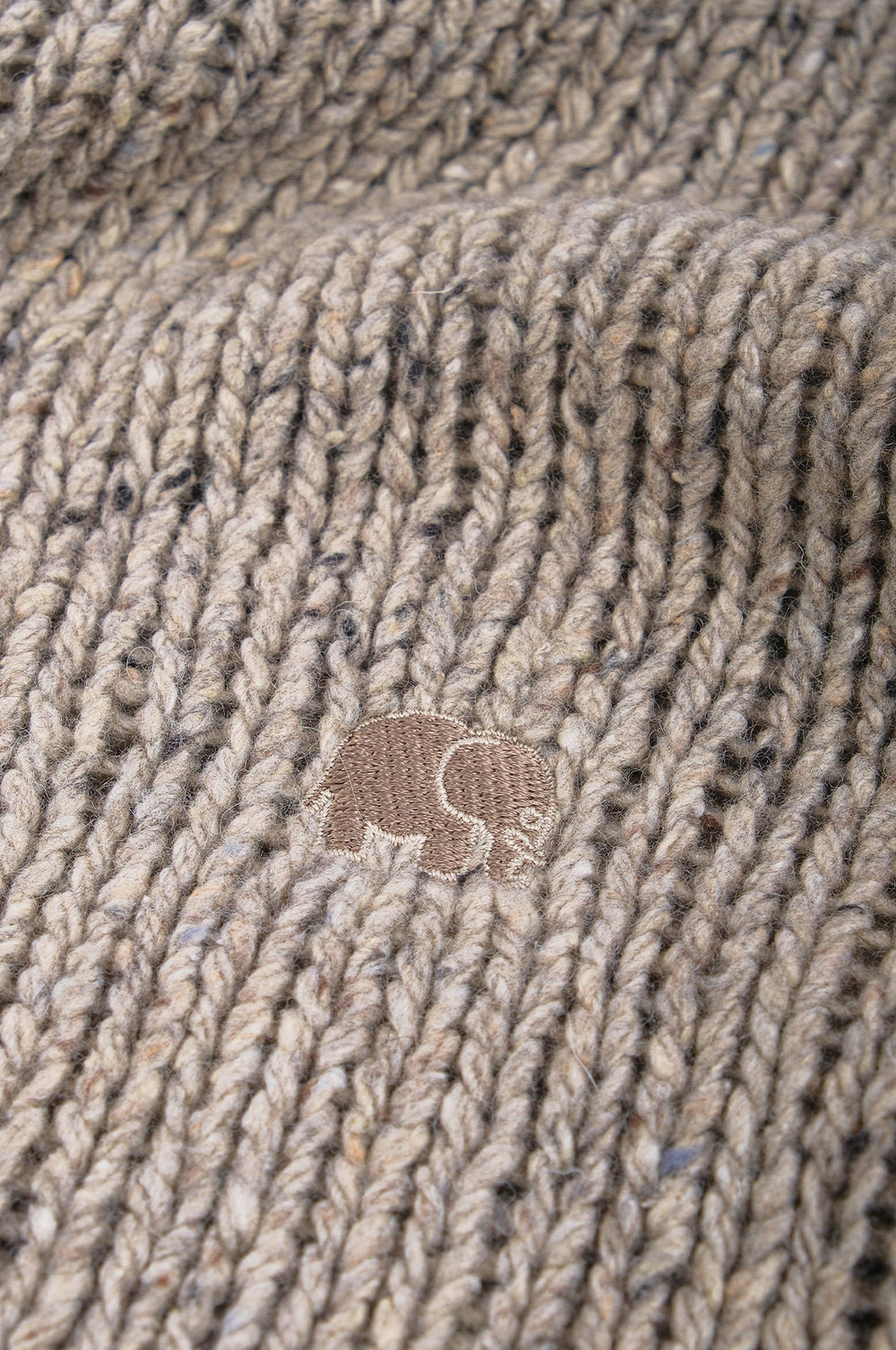 Dettaglio ravvicinato della texture e del ricamo con elefante sul Maigmo Knit in Ash Grey | TP_IMAGE_TYPE=DETAIL
