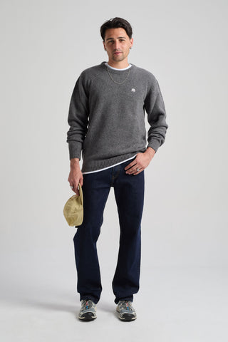 Persona che indossa un maglione Sella Knit Dark Heather Grey, vista frontale | TP_IMAGE_TYPE=MODEL_FRONT