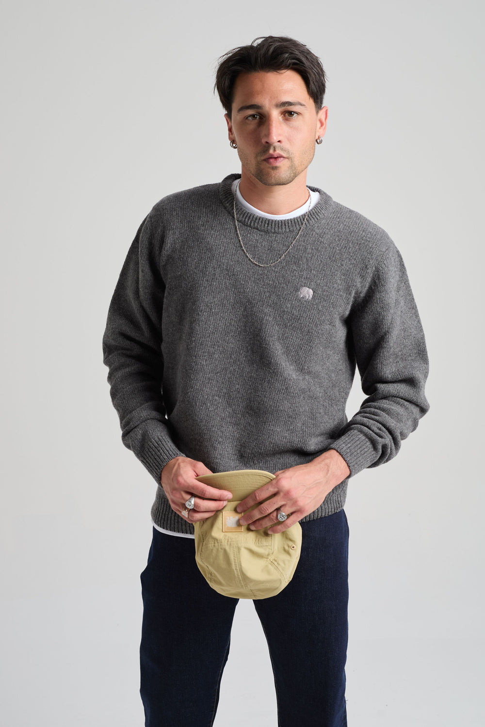 Persona che indossa un maglione Sella Knit Dark Heather Grey, vista frontale | TP_IMAGE_TYPE=MODEL_FRONT