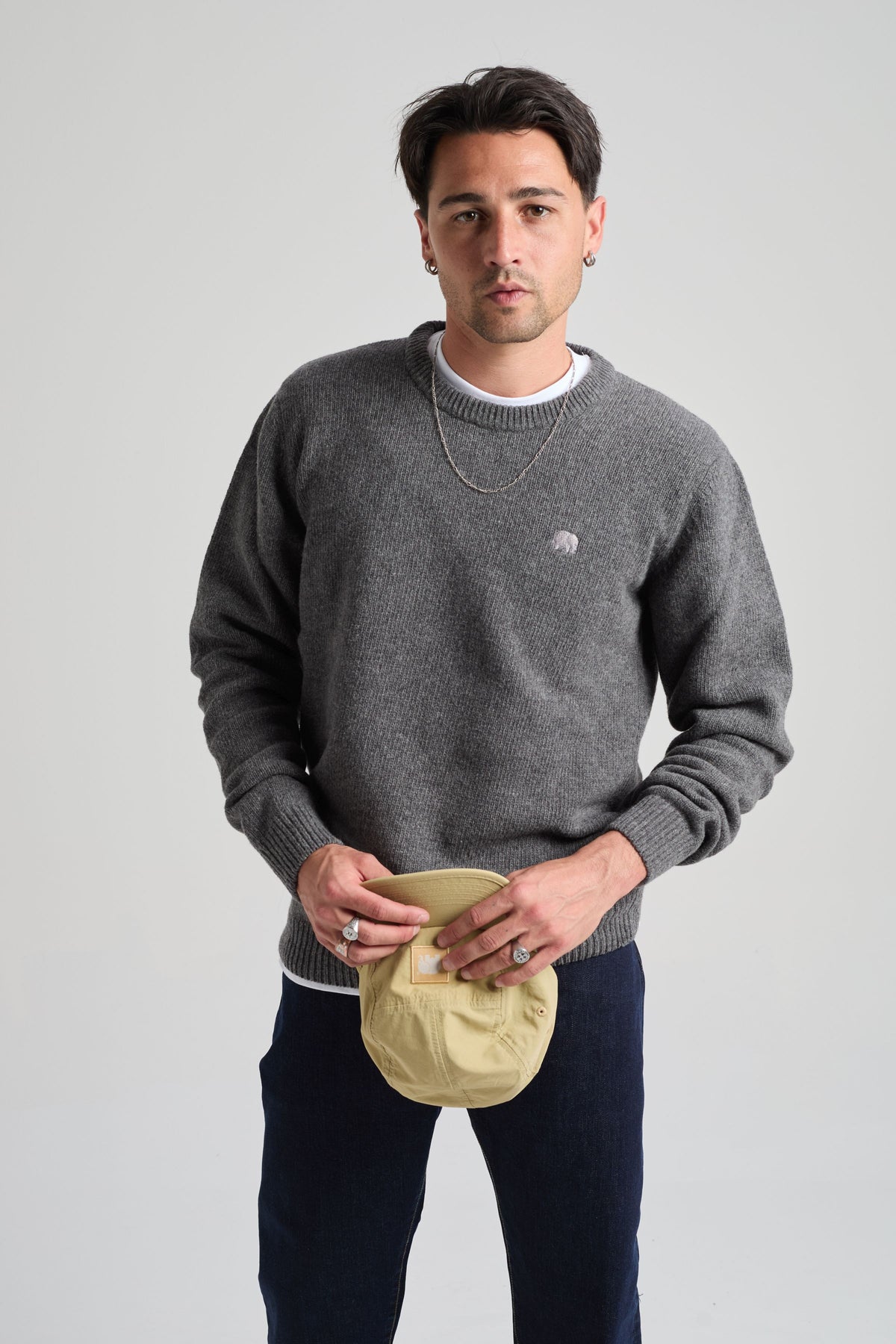 Persona che indossa un maglione Sella Knit Dark Heather Grey, vista frontale | TP_IMAGE_TYPE=MODEL_FRONT