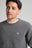Persona che indossa un maglione Sella Knit Dark Heather Grey, vista frontale | TP_IMAGE_TYPE=MODEL_FRONT