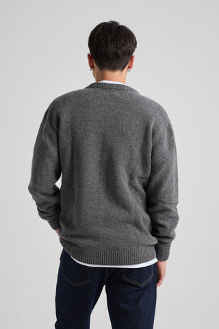 Persona che indossa un maglione Sella Knit Dark Heather Grey, vista posteriore | TP_IMAGE_TYPE=MODEL_BACK