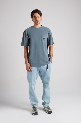 Personne portant un Garza Pigment Dyed T-Shirt en Elm Green. | TP_IMAGE_TYPE=MODEL_FRONT