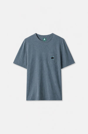 T-shirt Garza teint par pigmentation en Elm Green, positionné à plat, mettant en valeur la poche poitrine et le discret détail de logo | TP_IMAGE_TYPE=SILHOUETTE_FRONT