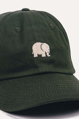Dettaglio ravvicinato di un Logo Dad Cap Kombu Green con un elefante ricamato | TP_IMAGE_TYPE=DETAIL