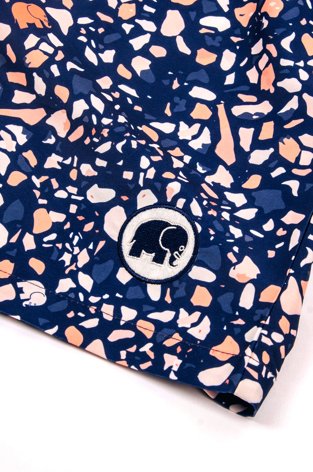 Détail en gros plan du maillot de bain Terrazzo SEAQUAL®YARN avec un motif terrazzo coloré | TP_IMAGE_TYPE=DETAIL
