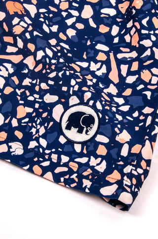 Détail en gros plan du maillot de bain Terrazzo SEAQUAL®YARN avec un motif terrazzo coloré | TP_IMAGE_TYPE=DETAIL