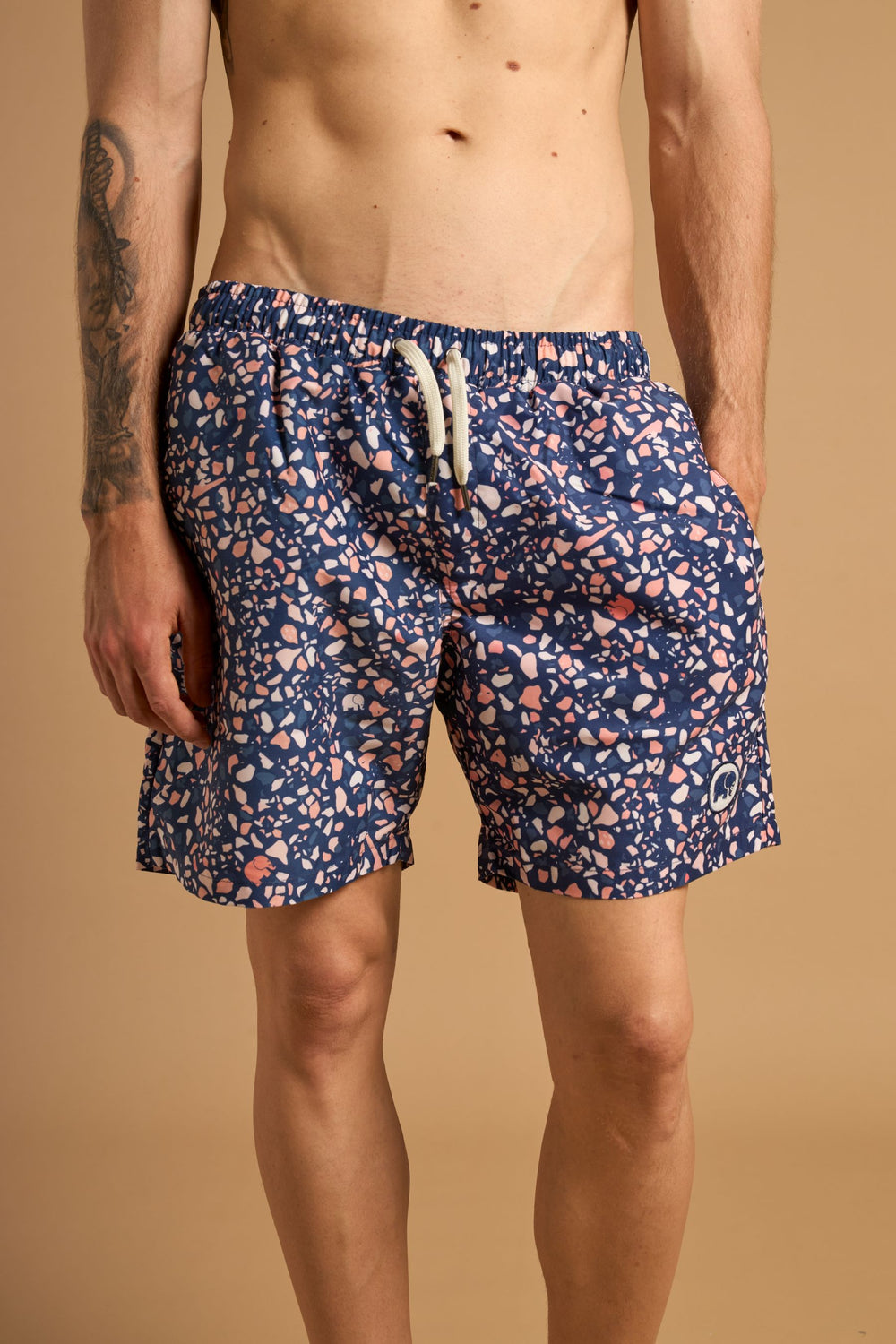 Personne portant le Terrazzo SEAQUAL®YARN Swim Trunks avec un motif terrazzo coloré, vue de face | TP_IMAGE_TYPE=MODEL_FRONT