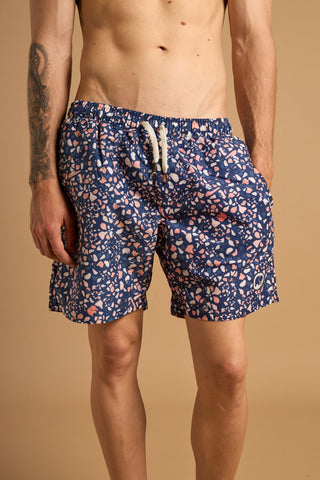Personne portant le Terrazzo SEAQUAL®YARN Swim Trunks avec un motif terrazzo coloré, vue de face | TP_IMAGE_TYPE=MODEL_FRONT