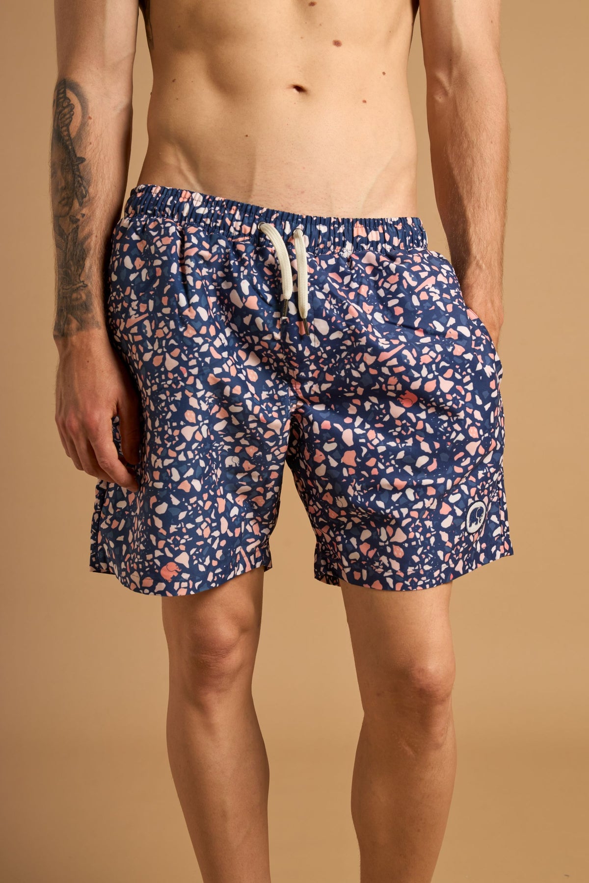 Personne portant le Terrazzo SEAQUAL®YARN Swim Trunks avec un motif terrazzo coloré, vue de face | TP_IMAGE_TYPE=MODEL_FRONT