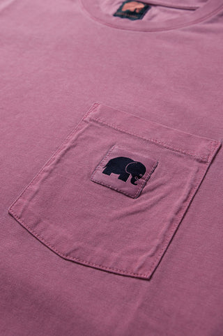 Dettaglio ravvicinato della Garza Pigment Dyed T-Shirt in Garnacha Red, con una tasca e il logo con l'elefante. | TP_IMAGE_TYPE=DETAIL