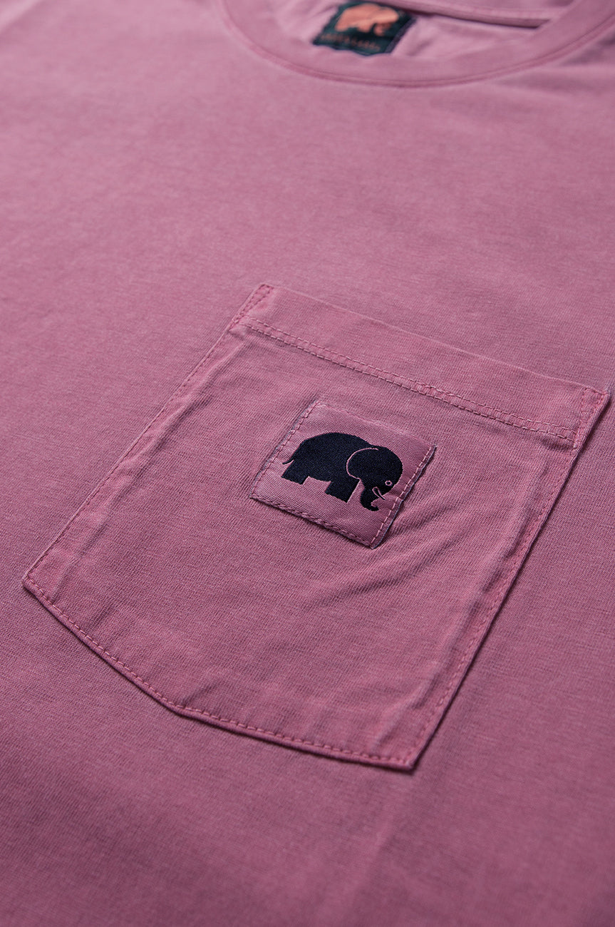 Dettaglio ravvicinato della Garza Pigment Dyed T-Shirt in Garnacha Red, con una tasca e il logo con l'elefante. | TP_IMAGE_TYPE=DETAIL