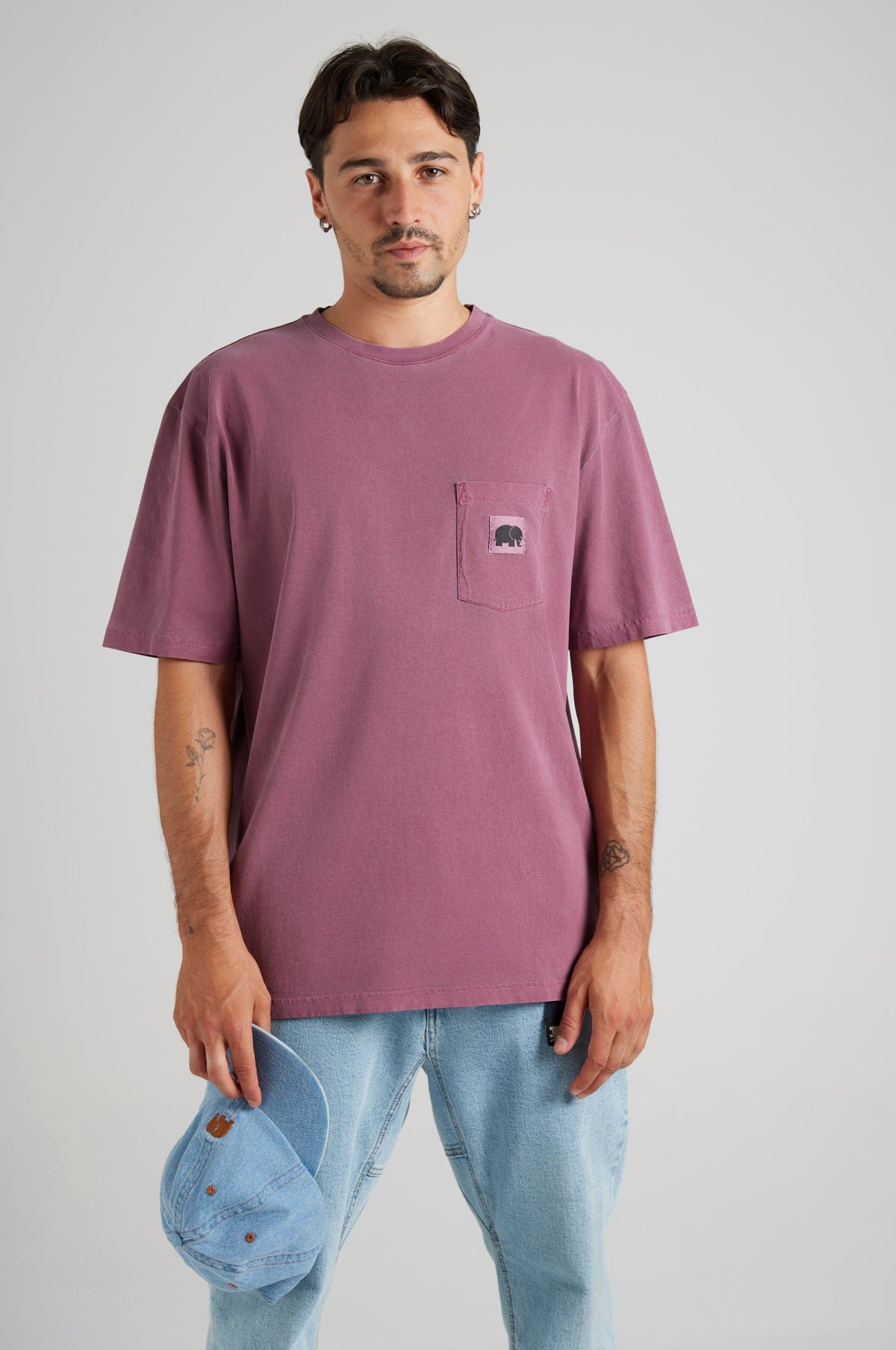 Persona che indossa una t-shirt Garza pigment-dyed in garnacha red, con tasca sul petto e stile casual | TP_IMAGE_TYPE=MODEL_FRONT