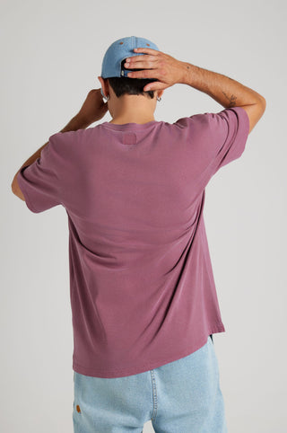 Persona che indossa una Garza Pigment Dyed T-Shirt in Garnacha Red, con vista posteriore della maglietta. | TP_IMAGE_TYPE=MODEL_BACK