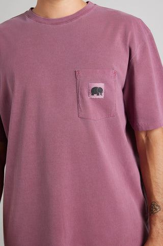 Persona che indossa una T-shirt Garnacha Red Garza Pigment Dyed con dettaglio sulla tasca caratterizzato dal logo elefante | TP_IMAGE_TYPE=MODEL_FRONT