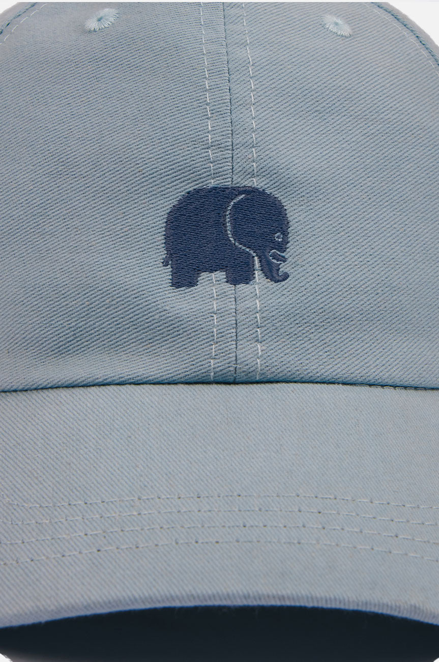 Dettaglio del Logo Dad Cap azzurro con design a elefante ricamato | TP_IMAGE_TYPE=DETAIL