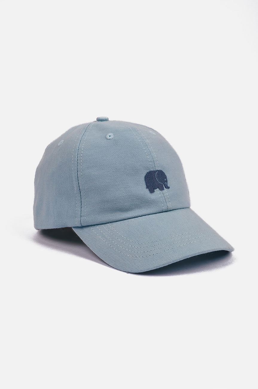 Casquette dad bleu ciel présentée de biais avec un logo brodé | TP_IMAGE_TYPE=SILHOUETTE_FRONT