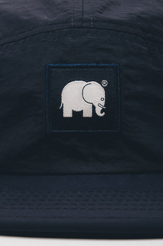 Dettaglio ravvicinato del Water Repellent Nylon Five Panel Cap in Trendsplant Blue con logo elefante ricamato | TP_IMAGE_TYPE=DETAIL