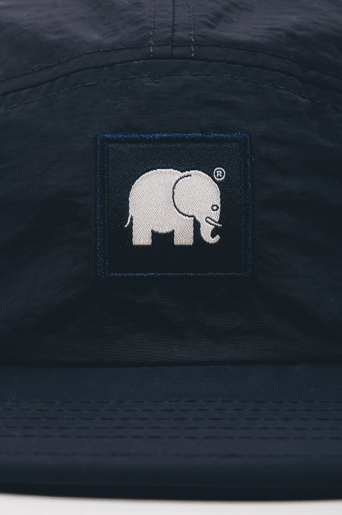 Dettaglio ravvicinato del Water Repellent Nylon Five Panel Cap in Trendsplant Blue con logo elefante ricamato | TP_IMAGE_TYPE=DETAIL