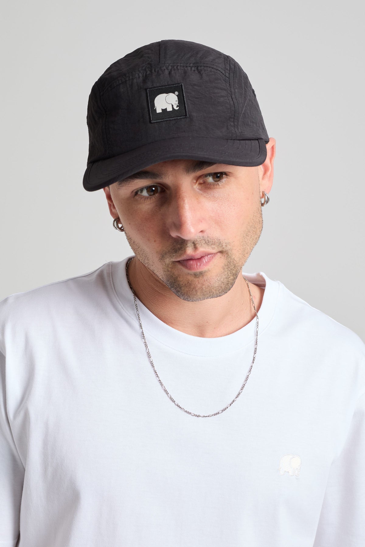 Persona che indossa un Water Repellent Nylon Five Panel Cap Black, vista frontale | TP_IMAGE_TYPE=MODEL_FRONT