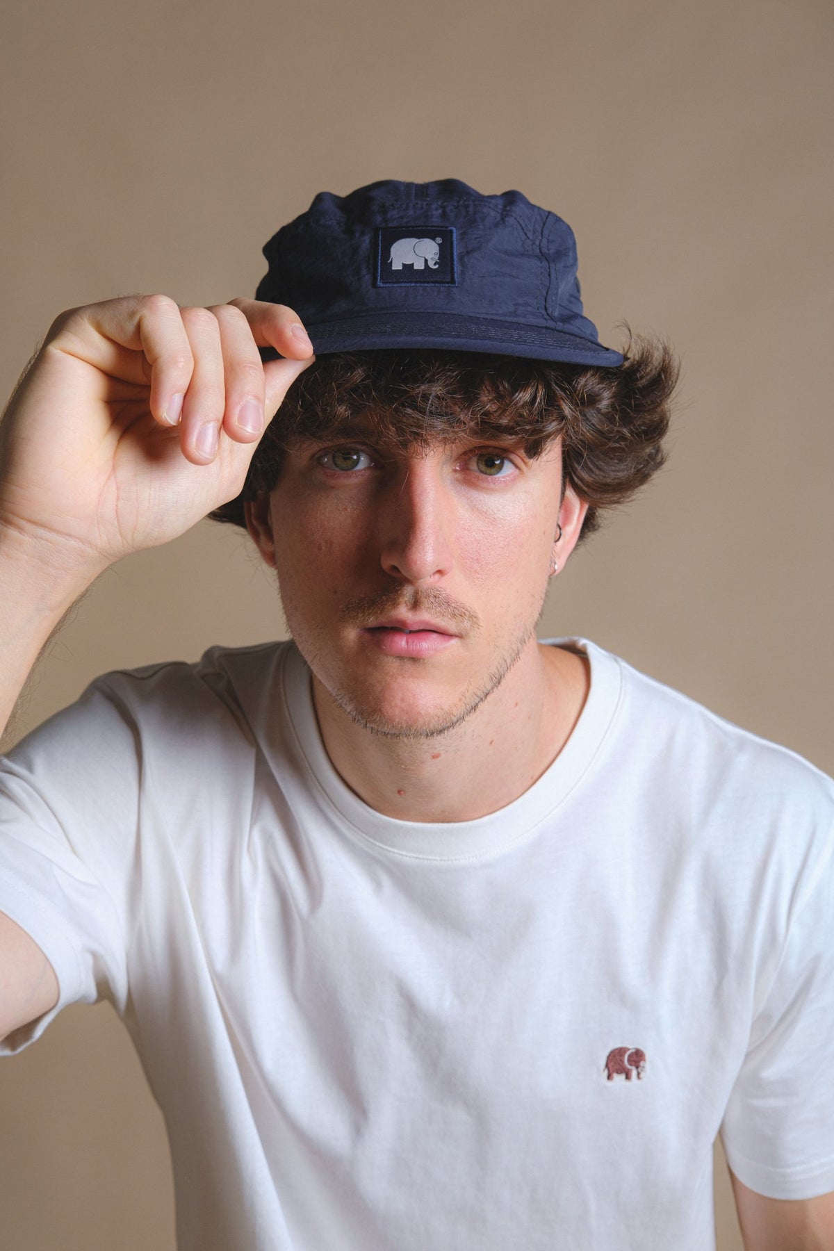 Persona che indossa un Five Panel Cap in nylon idrorepellente blu, vista frontale | TP_IMAGE_TYPE=MODEL_FRONT