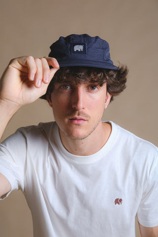 Persona che indossa un Five Panel Cap in nylon idrorepellente blu, vista frontale | TP_IMAGE_TYPE=MODEL_FRONT