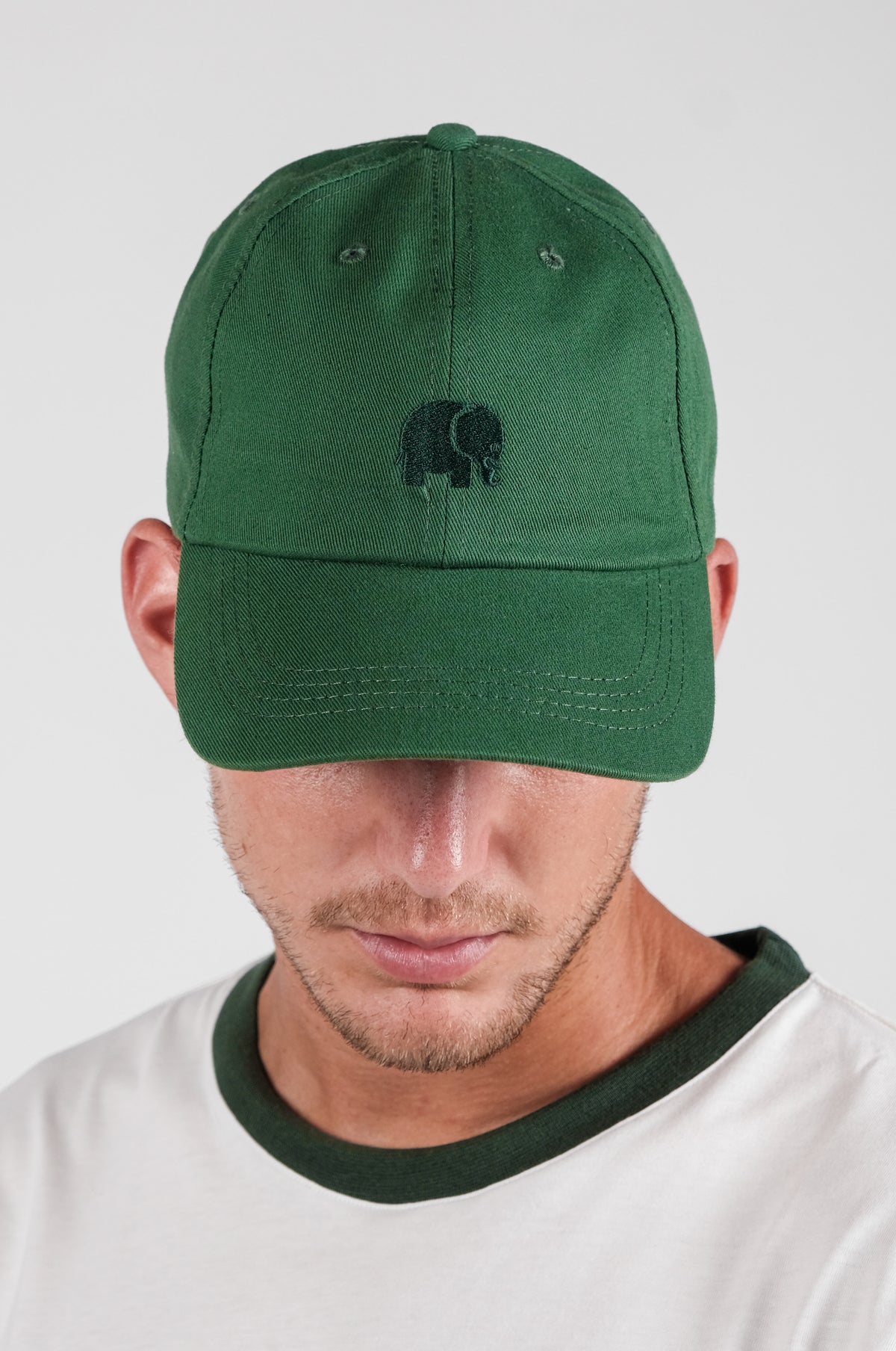 Persona che indossa un Logo Dad Cap in Musgo Green, con logo elefante ricamato. | TP_IMAGE_TYPE=MODEL_FRONT