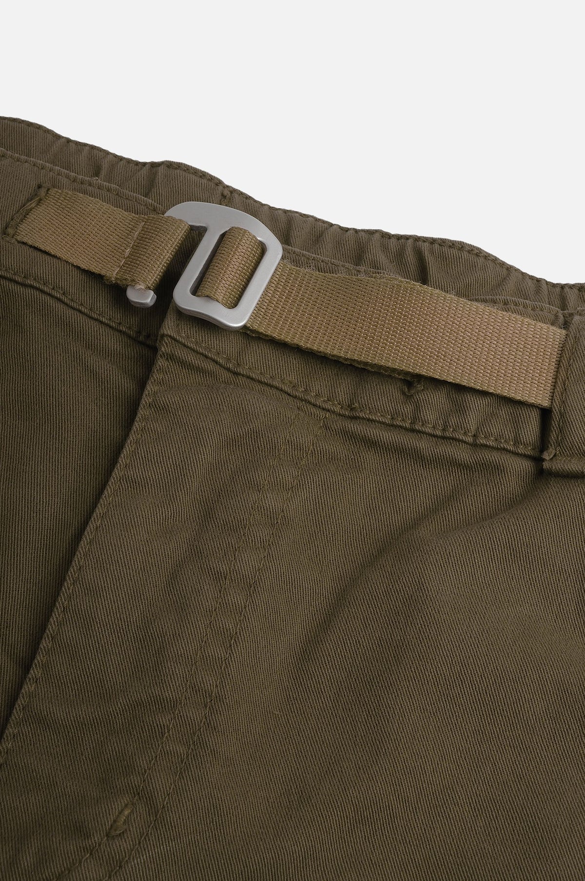 Détail en gros plan du Ecodye Cotton Climber Pant en Ivy Green, montrant la ceinture et la texture du tissu | TP_IMAGE_TYPE=DETAIL