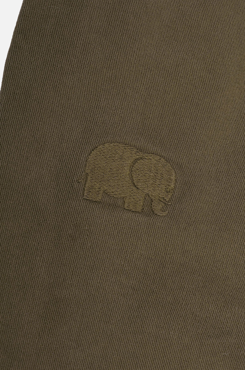 Détail en gros plan du pantalon Climber en coton Ecodye, coloris Ivy Green, avec logo éléphant brodé | TP_IMAGE_TYPE=DETAIL